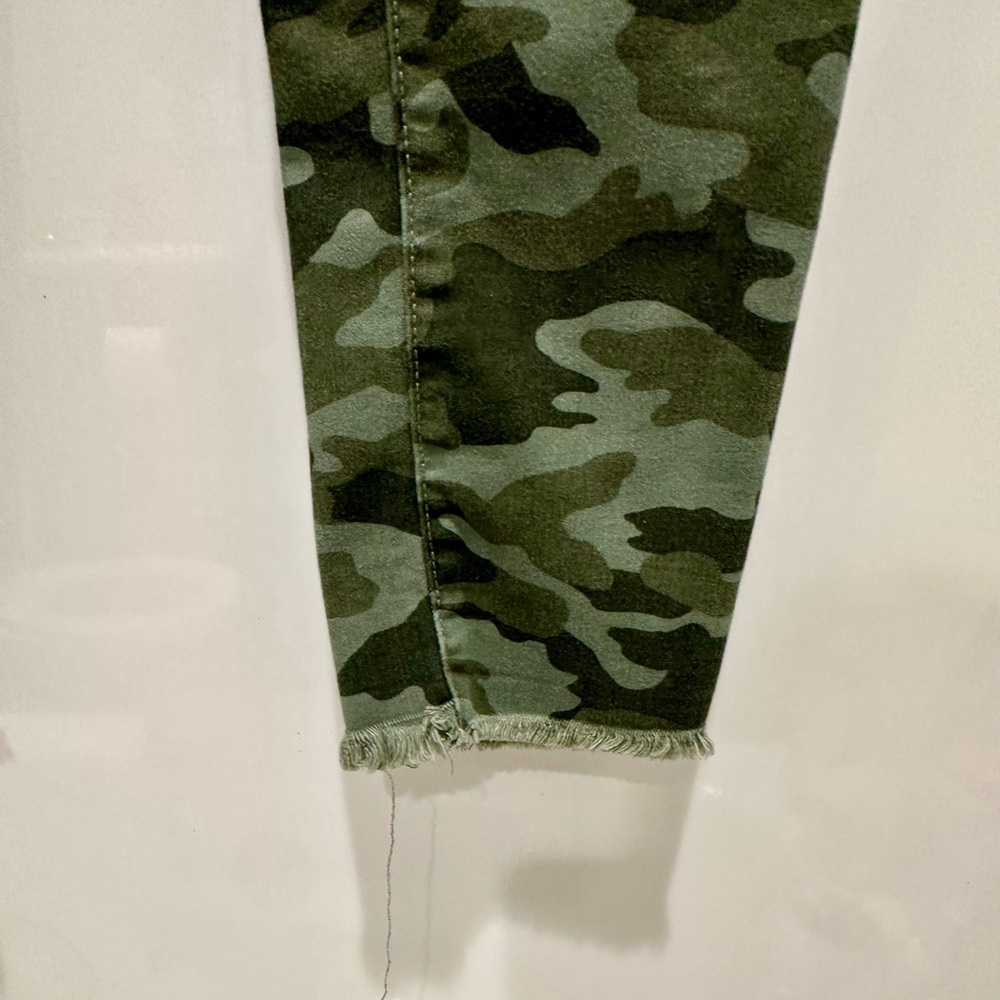Old Navy - Camo Rockstar Jeans with Raw Hem - Brand New Condition! - Picture 4 of 7